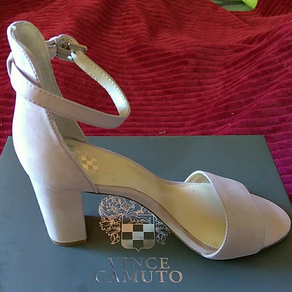 VINCE CAMUTO WEDGES. - Picture 4 of 6